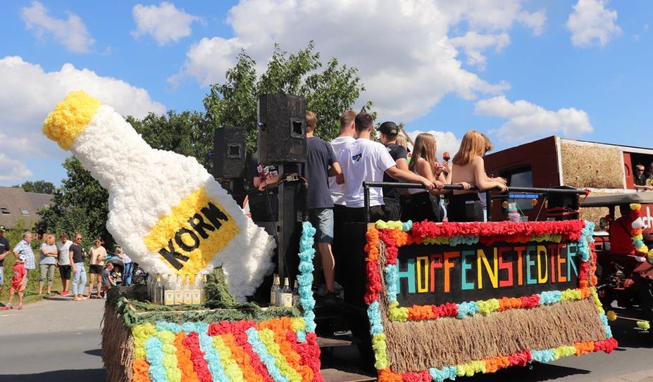Beim Festumzug sind nicht nur große Wagen zu sehen, auch die kleineren sind mit viel Hingabe gestaltet worden und ein echter Hingucker.