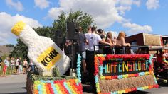 Beim Festumzug sind nicht nur große Wagen zu sehen, auch die kleineren sind mit viel Hingabe gestaltet worden und ein echter Hingucker.