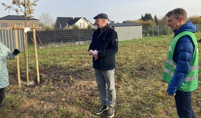 Ortsbürgermeister Martin Grasekamp und Lars Bertram von der BUND-Ortsgruppe Schwanewede (grüne Weste) eröffneten die erste Pflanzaktion im Schwaneweder Bürgerwald am Dreienkamp.