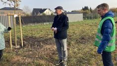 Ortsbürgermeister Martin Grasekamp und Lars Bertram von der BUND-Ortsgruppe Schwanewede (grüne Weste) eröffneten die erste Pflanzaktion im Schwaneweder Bürgerwald am Dreienkamp.