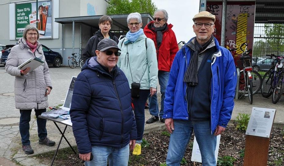 Aktive des Friedensbündnis sammelten an der Kurt-Albrecht-Gedenkstele Unterschriften für Kriegsdienstverweigerer.