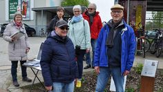 Aktive des Friedensbündnis sammelten an der Kurt-Albrecht-Gedenkstele Unterschriften für Kriegsdienstverweigerer.