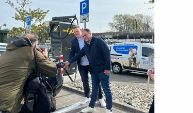 Nahmen den Schnelllader in Betrieb: Matthis Berg (EWE Go) und Steffen von Rahden (v.l.).