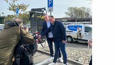 Nahmen den Schnelllader in Betrieb: Matthis Berg (EWE Go) und Steffen von Rahden (v.l.).