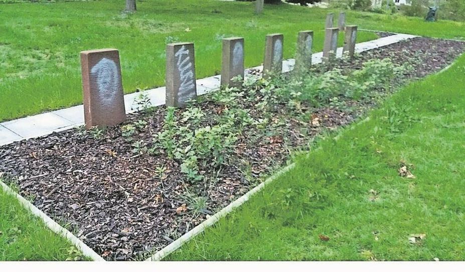 Acht Grabsteine wurden in Stade beschmiert, nachdem die Anlage gerade neu gestaltet worden war.