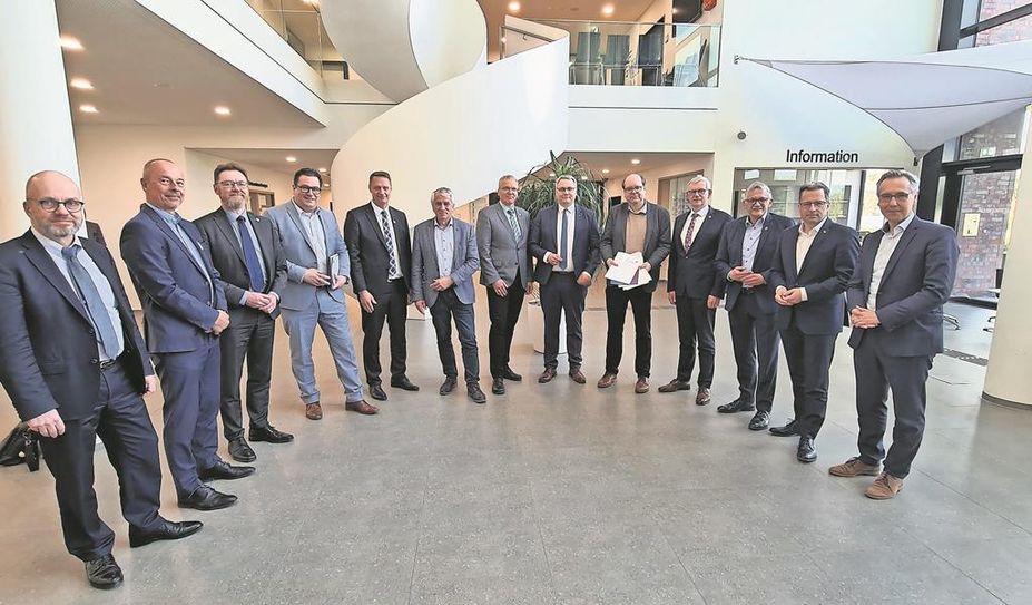 Auch Rotenburgs Landrat Marco Prietz (6. v. re.) war bei dem Treffen dabei und forderte gemeinsam mit den anderen Landkreisvertretern eine aktive Wolfspolitik.