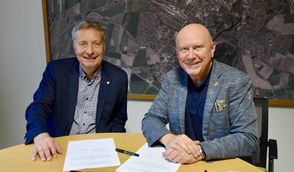 Rolf Eckhoff (links) und Michael Hannebacher bei der Vertragsunterzeichnung.