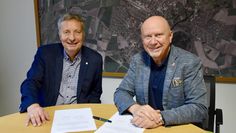 Rolf Eckhoff (links) und Michael Hannebacher bei der Vertragsunterzeichnung.