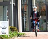 Heide Cordes vom Seniorenrat macht es vor – das fahren auf einem Pedelec.