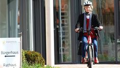 Heide Cordes vom Seniorenrat macht es vor – das fahren auf einem Pedelec.