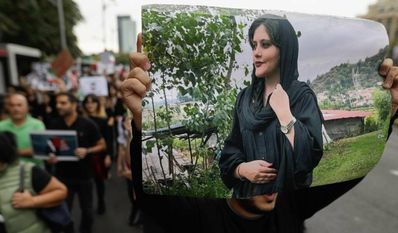 Masha Amini erlag Ende September den Misshandlungen durch die Sittenpolizei, die sie wegen ihres verrutschten Schleiers aufgriff. Seitdem protestieren Tausende für ein Ende des islamischen Regimes.