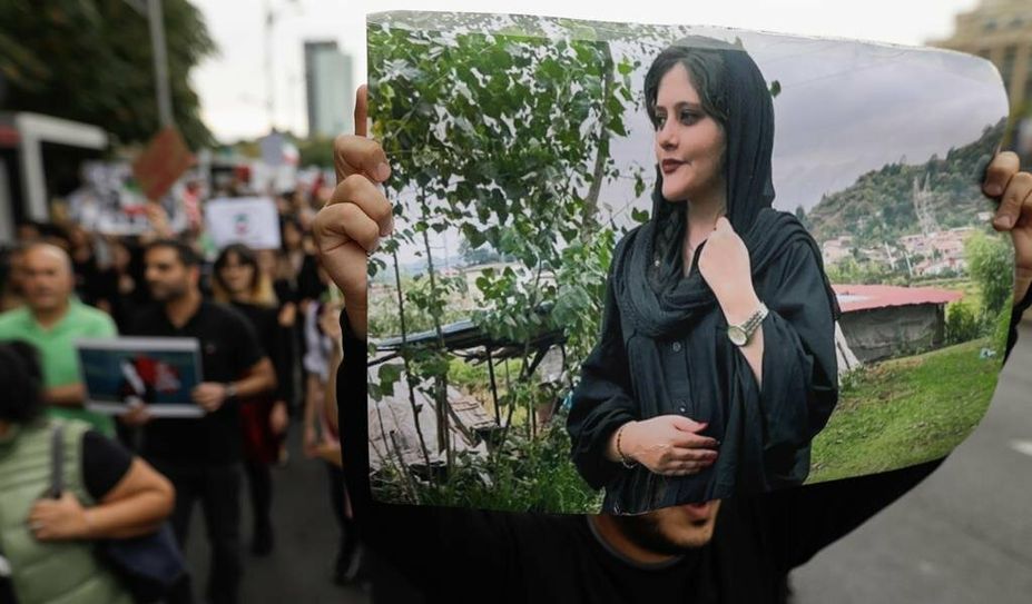 Masha Amini erlag Ende September den Misshandlungen durch die Sittenpolizei, die sie wegen ihres verrutschten Schleiers aufgriff. Seitdem protestieren Tausende für ein Ende des islamischen Regimes.