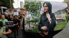 Masha Amini erlag Ende September den Misshandlungen durch die Sittenpolizei, die sie wegen ihres verrutschten Schleiers aufgriff. Seitdem protestieren Tausende für ein Ende des islamischen Regimes.