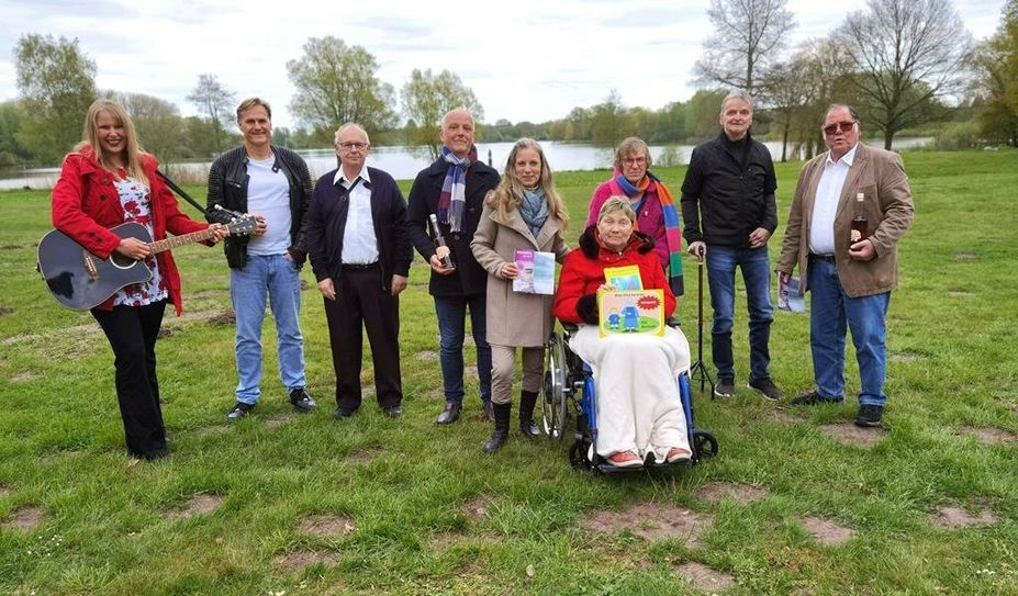 Mitglieder der Selbsthilfegruppe nahmen die Spende von Ralf G. und Katja Poppe (4. und 5. v. l.) entgegen. Mit dabei waren auch Sängerin Mia Ohlsen (li.) und Boris Thomas (2. v. li.).