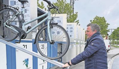 Manuel Reichel machts vor: Fahrräder in die oberen Abteile zu stellen ist kein Problem