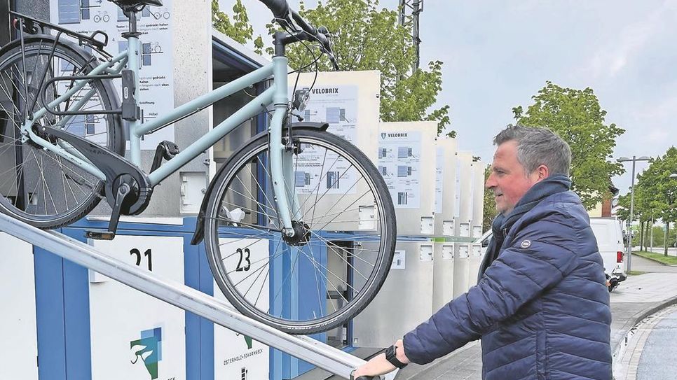 Manuel Reichel machts vor: Fahrräder in die oberen Abteile zu stellen ist kein Problem