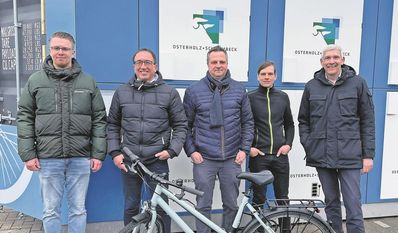 Manuel Reichel machts vor: Fahrräder in die oberen Abteile zu stellen ist kein Problem