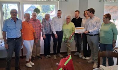 Der SoVD-Vorstand mit Vertreter:innen der DLRG Osterholz-Scharmbeck.