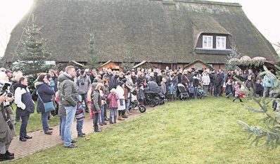 Die Besucher vor dem Heimathaus lauschen bei der Eröffnung den Worten von Bürgermeistern Sandra Lemmermann.