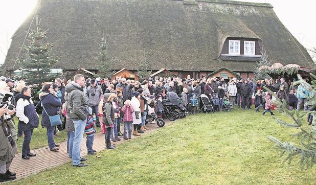 Die Besucher vor dem Heimathaus lauschen bei der Eröffnung den Worten von Bürgermeistern Sandra Lemmermann.