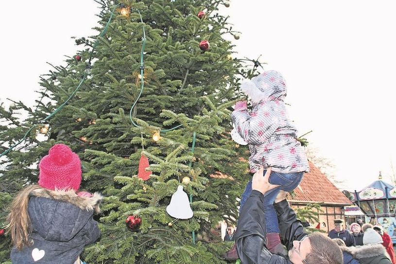 Wie in jedem Jahr dürfen die Kinder auch dieses Jahr den Baum schmücken.
