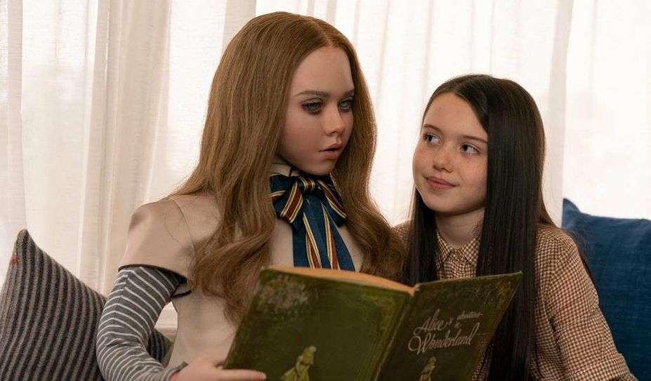 Eine Puppe, die das Kind zu Bett bringt und ihm vorliest, weil die Tante keine Lust dazu hat, und es mörderisch beschützt.