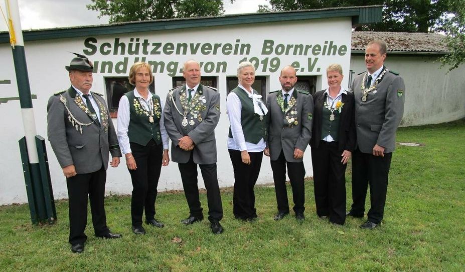 Noch dürfen sie ihren Königstitel tragen. Doch am kommenden Wochenende werden neue Majestäten auf dem Schützenfest in Bornreihe gesucht.