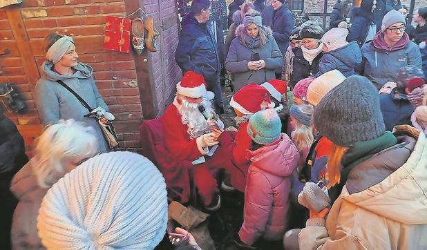 Für die Kinder ist der Besuch des Weihnachtsmannes das Highlight des Weihnachtsmarktes.