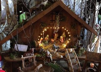 Weihnachtliche Dekorationen sorgen für die richtige Atmosphäre.