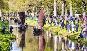 Die Torfkahnarmada ist für die Zuschauer ein besondere Anblick und für die Skipper eine atemberaubende Erfahrung.