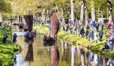 Die Torfkahnarmada ist für die Zuschauer ein besondere Anblick und für die Skipper eine atemberaubende Erfahrung.