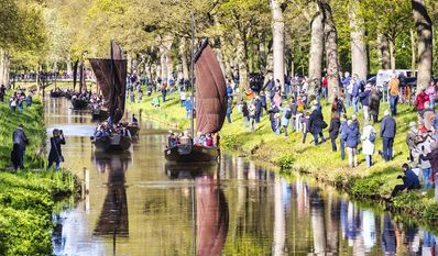 Die Torfkahnarmada ist für die Zuschauer ein besondere Anblick und für die Skipper eine atemberaubende Erfahrung.