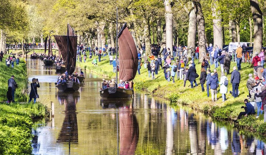 Die Torfkahnarmada ist für die Zuschauer ein besondere Anblick und für die Skipper eine atemberaubende Erfahrung.