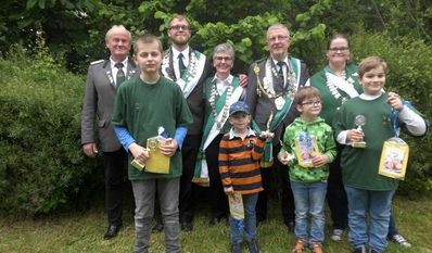 V.l.hinten: Vorsitzender Heino Lütjen, Vizekönig Niko Tomfohrte, Vizekönigin Anke Burfeind, König Werner Burfeind, Königin Jenny Wehmann. Vorne: Schüler- und Kinderschützen.