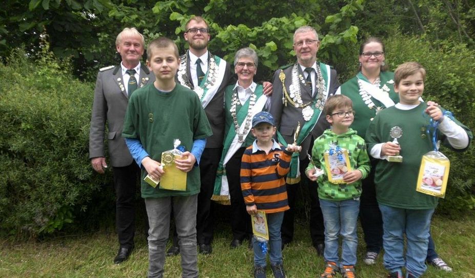 V.l.hinten: Vorsitzender Heino Lütjen, Vizekönig Niko Tomfohrte, Vizekönigin Anke Burfeind, König Werner Burfeind, Königin Jenny Wehmann. Vorne: Schüler- und Kinderschützen.