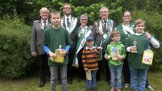V.l.hinten: Vorsitzender Heino Lütjen, Vizekönig Niko Tomfohrte, Vizekönigin Anke Burfeind, König Werner Burfeind, Königin Jenny Wehmann. Vorne: Schüler- und Kinderschützen.