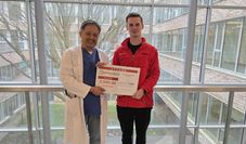 Prof. Dr. Jun Oh (links) nahm den Spendenscheck des hagebaumarktes Bremervörde mit großem Dank entgegen.