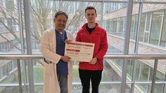 Prof. Dr. Jun Oh (links) nahm den Spendenscheck des hagebaumarktes Bremervörde mit großem Dank entgegen.