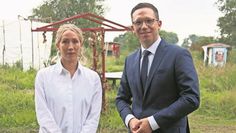 Die künstlerische Leiterin Philine Griem mit Minister Falko Mohrs.