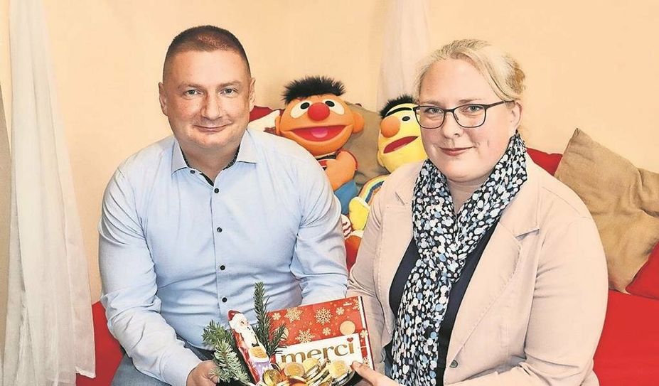 Christof von Schroetter überreicht symbolisch die Spende an Maike Nitzschke.