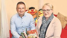 Christof von Schroetter überreicht symbolisch die Spende an Maike Nitzschke.