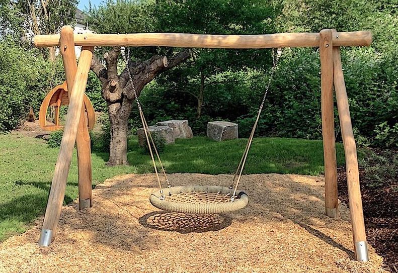 Mit einer solchen Nestschaukel soll die Qualität am Spielplatz verbessert werden.