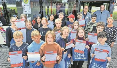 Stolz präsentieren sie Siebtklässler:innen ihre Ausweise.