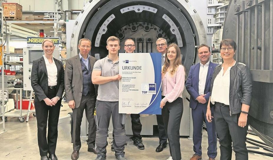 Tim Grotheer (2.v.l.) und sein Team sowie die IHK-Mitarbeitenden freuen sich sehr über das Qualitätssiegel.