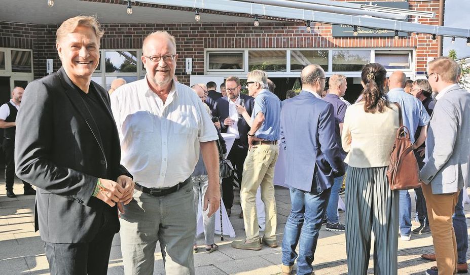 Manfred Mühler (rechts)  und Boris Thomas luden zum alljährlichen Sommerfest der Wirtschaftsgilde, dieses Mal direkt am Hafen.