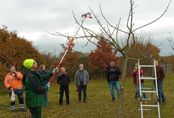 Torsten Brunkhorst zeigt, worauf es bei der Teleskopschere ankommt.
