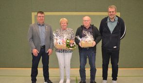 60 Jahre sind Käte  Franetzki und Dieter Marx Mitglied im TSV Hollen und zeigen sich zusammen mit dem 1. Vorsitzenden, Henry Springer (links) und seinem Stellvertreter Uwe Dannel.