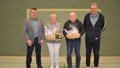 60 Jahre sind Käte  Franetzki und Dieter Marx Mitglied im TSV Hollen und zeigen sich zusammen mit dem 1. Vorsitzenden, Henry Springer (links) und seinem Stellvertreter Uwe Dannel.