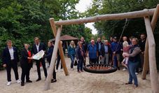 Sowohl der Förderverein als auch die Unterstützer und Spender sowie die Kinder freuen sich, dass das Projekt der Nestschaukel realisiert werden konnte
