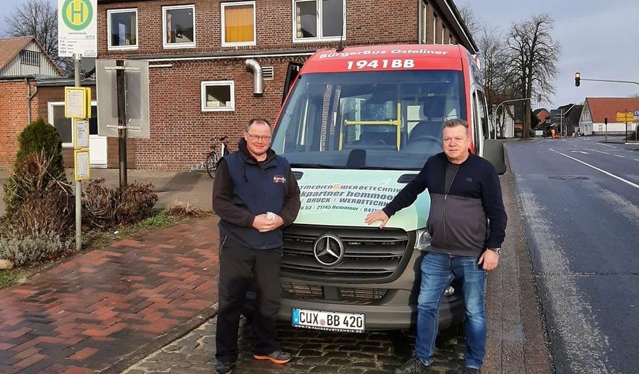 Herbert Welskop (li.) wird als neuer Fahrer derzeit von Wolfgang Schlünzen eingewiesen.